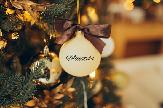 Egles stikla bumba vaniļas krāsā matēta ar vārdu 8 cm